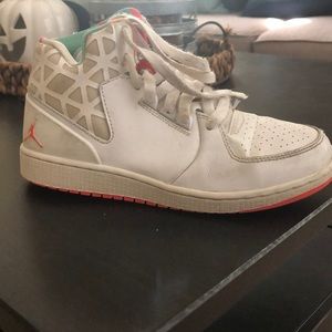 Boys Jordan’s size 4